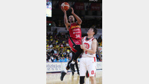 도움수비 굿…동료플레이 살리는 LG ‘와이즈맨’