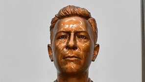 ‘포항 철수작전’ 주도 루시 美해군 대령 흉상 해사에 제막