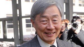 참전용사 부친과 함께 ‘천안함’ 참배… 靑 “정치 중립 적임자”