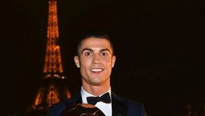 ‘통산 5번째 발롱도르 수상’ 호날두 “꿈 이뤘다”…메시와 ‘동급’