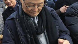 “박지원, 안철수 양팔 잘라”…‘계란 투척’ 60대 여성, 폭행 혐의로 경찰 조사