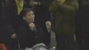 ‘복직’ 이용마 기자, 휠체어에 앉아 ‘활짝’…“모든 방송에 촛불 목소리 담아야”