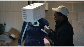 전자레인지 뒤집어 썼다 죽을뻔한 유튜버 “유명해지고 싶어서”