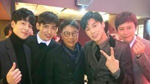 “굴욕 없는 비주얼”…후배의 정석 김충재, SM 식구들과 ‘찰칵’