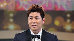 [2017 골든글러브]‘5번째 GG’ 강민호, 눈물 ‘왈칵’…“롯데팬 사랑 가슴에 새길것”