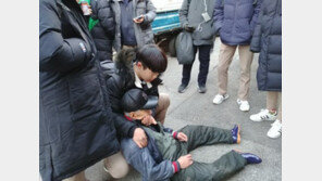 쓰러진 노인에게 패딩 벗어준 중학생들 “어른들은 왜 안 도와주지?”