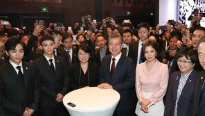 송혜교, 엑소 ‘첸백시’와 文대통령 만나…국빈만찬엔 김연경과 참석 예정