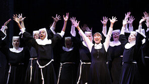 [양형모의 공소남닷컴] 영화의 실사판…“흥시스터즈가 납시었다”