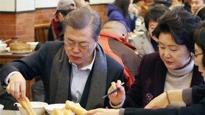 세끼 연속 따로 밥먹은 ‘국빈’…文대통령, 서민식당서 아침식사