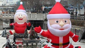 청계천에 뜬 ‘산타 부부’