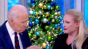 아들 잃은 바이든, ‘뇌종양 투병’ 매케인 딸 위로