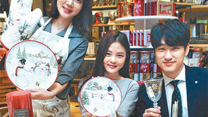 [Love&Gift]현대백화점 ‘눈 내린 마을’ 장식-조명 설치… 100개 아이템 최대 40% 할인 