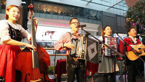 쇼핑센터에 울려 퍼지는 ‘알프스 요들송’