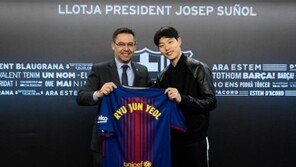 류준열, FC 바르셀로나 회장과 ‘입단 포즈’…혹시 손흥민 로비?