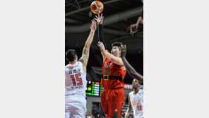 KGC 6연승 이끈 오세근 부상 투혼