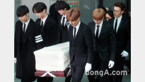 [동아포토]故 종현 발인.. 운구 든 샤이니