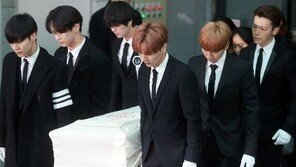 종현 발인식 참석 온유, 흐느끼는 키 감싸 안아…‘가슴 먹먹’