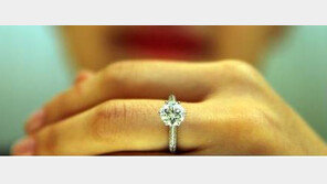 쓰레기 13톤 뒤져 다이아 반지 찾아준 청소부들, 감동