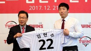 눈물 속에 ‘LG 22번’으로 새 출발 김현수 “과분한 대우에 보답”
