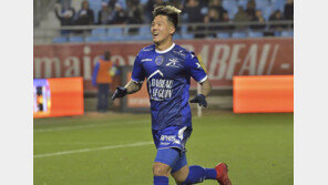 봤죠? 신 앞에서 골대 때린 석현준