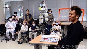 146병동의 선물…소아병동에 뜬 ‘키다리 산타’ 김신욱