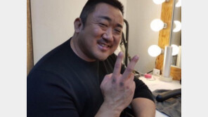 “제가 나오는 2부도 응원!”…‘신과함께’ 마동석, 환한 미소