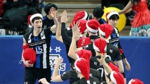 ‘문성민 트리플크라운’ 현대캐피탈, 대한항공 상대로 셧아웃 완승