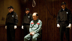 [이 영화] 죽음의 공포 앞에서 떠는 사형수, 집행자로서 괴로워하는 교도관