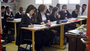 [동아일보·채널A 공동취재]프랑스 50여년만에 교복 부활 움직임… 휴대전화 금지 이어 자율성 제한 논란