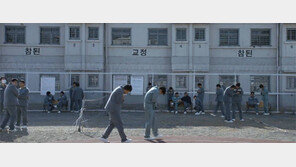 신원호 PD “처음엔 인터넷용 기획… 거친 대사도 많았다”