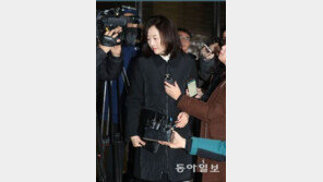 ‘구속영장 기각’ 조윤선, 태극기 국기봉 ‘봉변’…굳은 표정 귀가