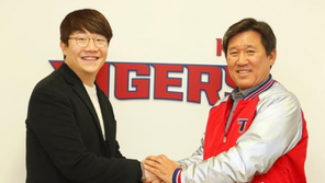 양현종, 23억원에 KIA와 1년 재계약…다년 계약 못 하는 이유는?