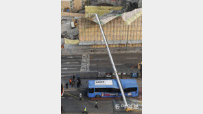 승객 내리려는 순간… 정류장 시내버스 위로 ‘크레인 날벼락’