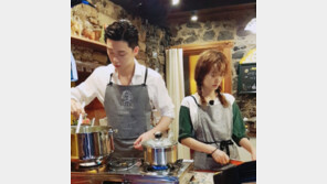 ‘윤식당 2’ 정유미 과장님 X 박서준 알바생, 요리 삼매경 “세상 훈훈”