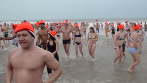 전 세계 이색 새해맞이 풍경들…“흡혈귀야 가라” 그리스 문 앞에 양파걸기