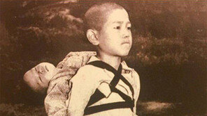 교황, 신년 카드에 ‘원폭 소년’ 사진 직접 골라