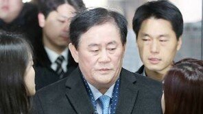 영장심사 출석 최경환, 기자 질문에 불편한 기색…‘레이저 눈빛’ 포착