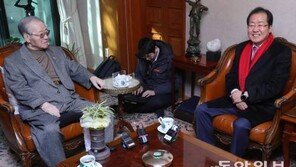 김종필에 큰절 못한 홍준표 “연세 드신 분에게…”