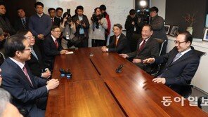 홍준표, MB만나 “운동권 文정부, 쇼는 기가막히게 잘 해”