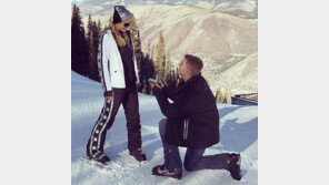 패리스 힐턴, 4세 연하 배우 질카와 약혼