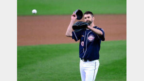 ‘연봉 22억→10억’ kt행 니퍼트, 1년 만에 몸값 ‘반 토막’…야구팬 반응 ‘분분’