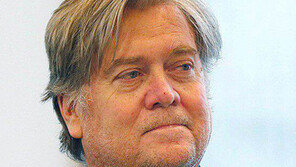 배넌 “트럼프 장남, 러시아 커넥션은 반역” 트럼프 “정신나간 얘기”