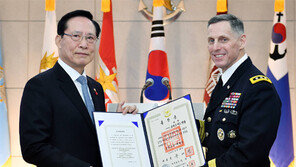 밴덜 美8군사령관에 보국훈장