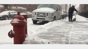 시속 65km 눈폭풍에도…소화전 눈부터 치우는 뉴욕시민들