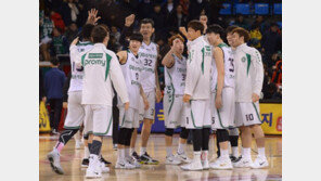 안갯속 선두권…DB는 선두질주, KCC는 2위 점프