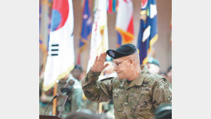 취임식서 거수경례하는 미 8군 신임 사령관