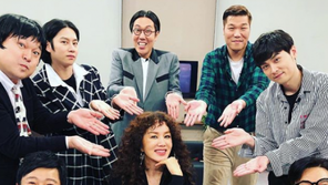 “반갑고, 행복해”…엄정화, ‘아는형님’에 둘러싸여 ‘미소’