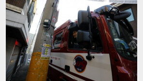 덩치 큰 소방차 진입 막힌 주택가…‘길 터주기’ 훈련 소방차 직접 타보니