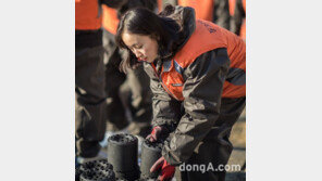 한국타이어 신입사원, 연탄 나르기 봉사활동 투입… 연탄 4000장 전달