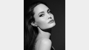 안젤리나 졸리, 골든글로브서 ‘블랙’ 드레스 입고 등장…‘타임스 업’ 지지